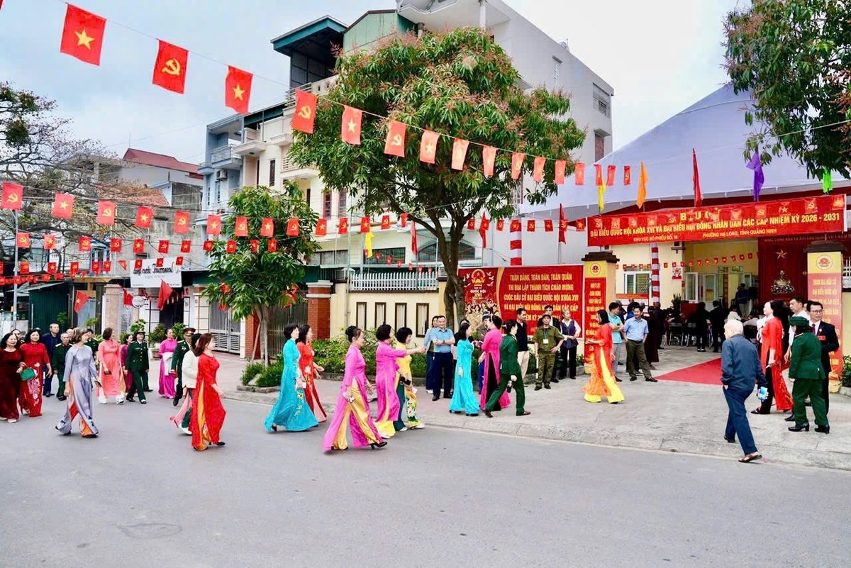 Không khí rộn ràng tại Khu vực bỏ phiếu số 16, khu Hồng Hà 3, Phường Hạ Long, tỉnh Quảng Ninh. Không khí rộn ràng tại Khu vực bỏ phiếu số 16, khu Hồng Hà 3, Phường Hạ Long, tỉnh Quảng Ninh.