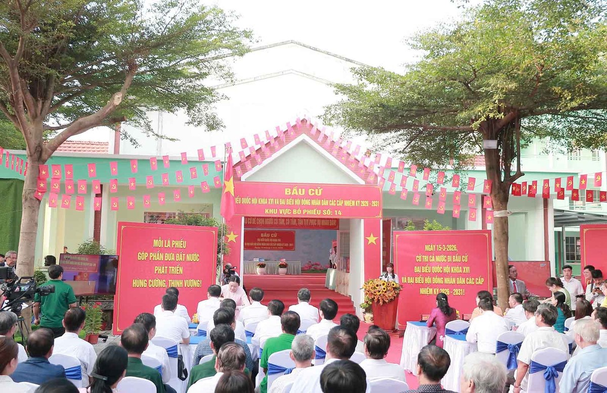 Từ sáng sớm đã có hàng trăm cử tri đến dự lễ khai mạc và bỏ phiếu bầu đại biểu Quốc hội khóa XVI và đại biểu HĐND các cấp nhiệm kỳ 2026 - 2031. Ảnh: Trọng Tín.