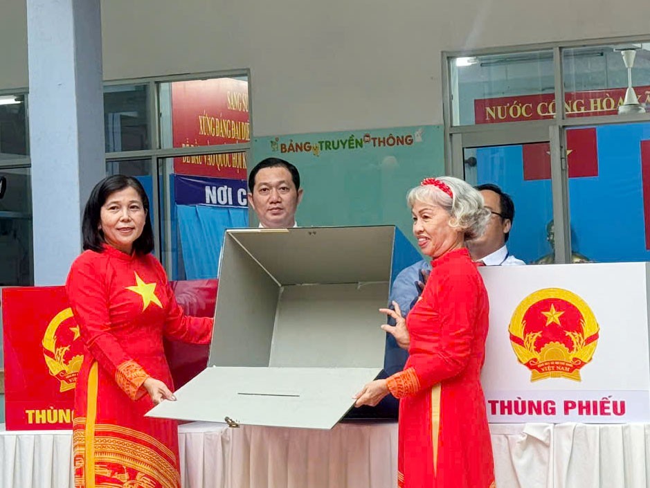 Đại diện cử tri kiểm tra thùng phiếu trước khi niêm phong. Đại diện cử tri kiểm tra thùng phiếu trước khi niêm phong.