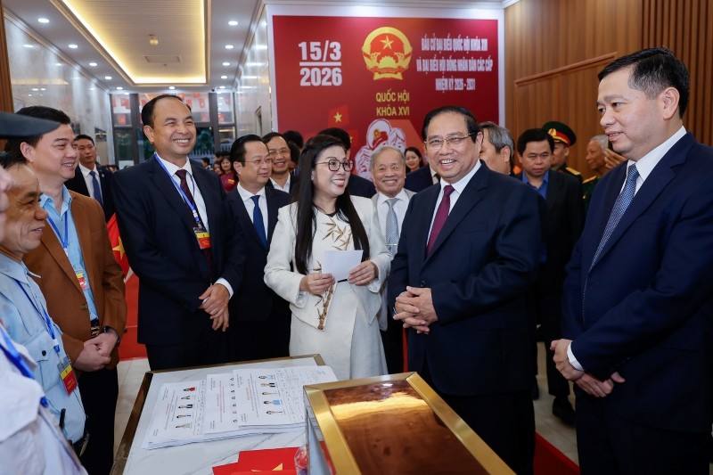 Thủ tướng Chính phủ Phạm Minh Chính và Phu nhân trò chuyện với cử tri khu vực bỏ phiếu số 21 - Ảnh: VGP.