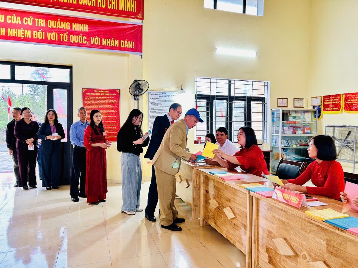 Tại điểm bỏ phiếu số 6, khu 3 đặc khu Cô Tô. Tại điểm bỏ phiếu số 6, khu 3 đặc khu Cô Tô.