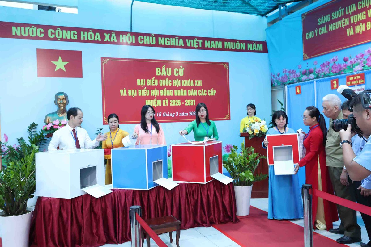 Công tác kiểm tra thùng phiếu.