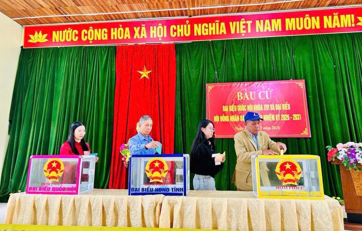 Tại khu vực bỏ phiếu số 9, từng khối cán bộ, chiến sĩ Trung đoàn Cảnh sát cơ động Đông Bắc lần lượt làm thủ tục bầu cử. Tại khu vực bỏ phiếu số 9, từng khối cán bộ, chiến sĩ Trung đoàn Cảnh sát cơ động Đông Bắc lần lượt làm thủ tục bầu cử.