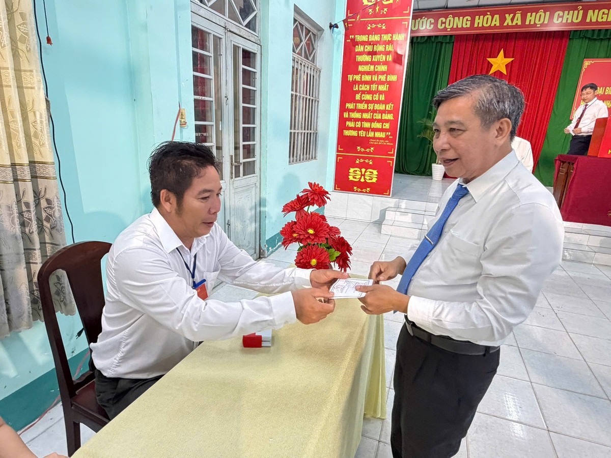 Ông Đồng Văn Thanh - Ủy viên Ban Chấp hành Trung ương Đảng, Phó Bí thư Thường trực Thành ủy, Chủ tịch HĐND Thành phố, Chủ tịch Ủy ban bầu cử TP. Cần Thơ bỏ phiếu tại Khu vực bỏ phiếu số 14, Đơn vị bầu cử số 5, xã Tân Hòa. Ông Đồng Văn Thanh - Ủy viên Ban Chấp hành Trung ương Đảng, Phó Bí thư Thường trực Thành ủy, Chủ tịch HĐND Thành phố, Chủ tịch Ủy ban bầu cử TP. Cần Thơ bỏ phiếu tại Khu vực bỏ phiếu số 14, Đơn vị bầu cử số 5, xã Tân Hòa.