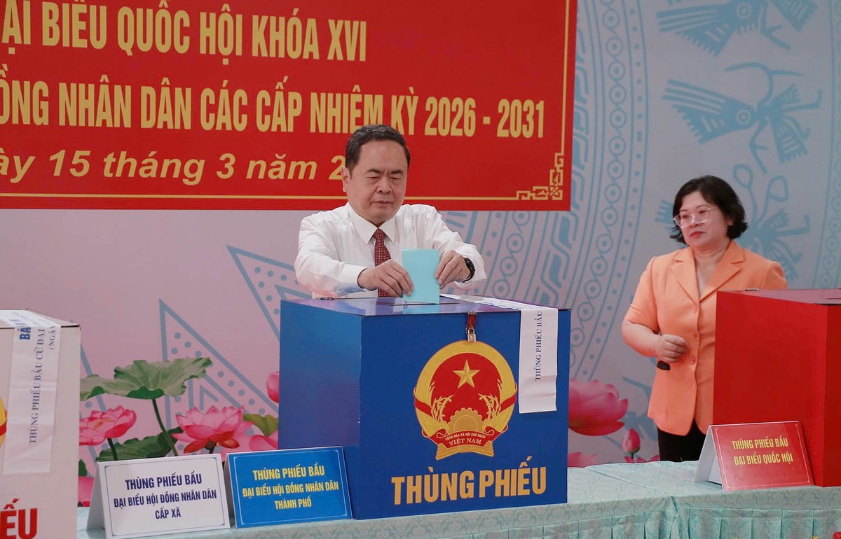 Chủ tịch Quốc hội Trần Thanh Mẫn bỏ phiếu, thực hiện quyền bầu cử. Ảnh: Trọng Tín