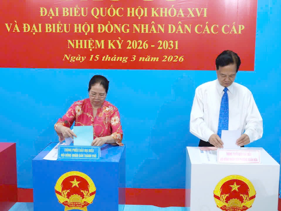 Nguyên Thủ tướng Chính phủ Nguyễn Tấn Dũng cùng phu nhân tham gia bỏ phiếu. Nguyên Thủ tướng Chính phủ Nguyễn Tấn Dũng cùng phu nhân tham gia bỏ phiếu.