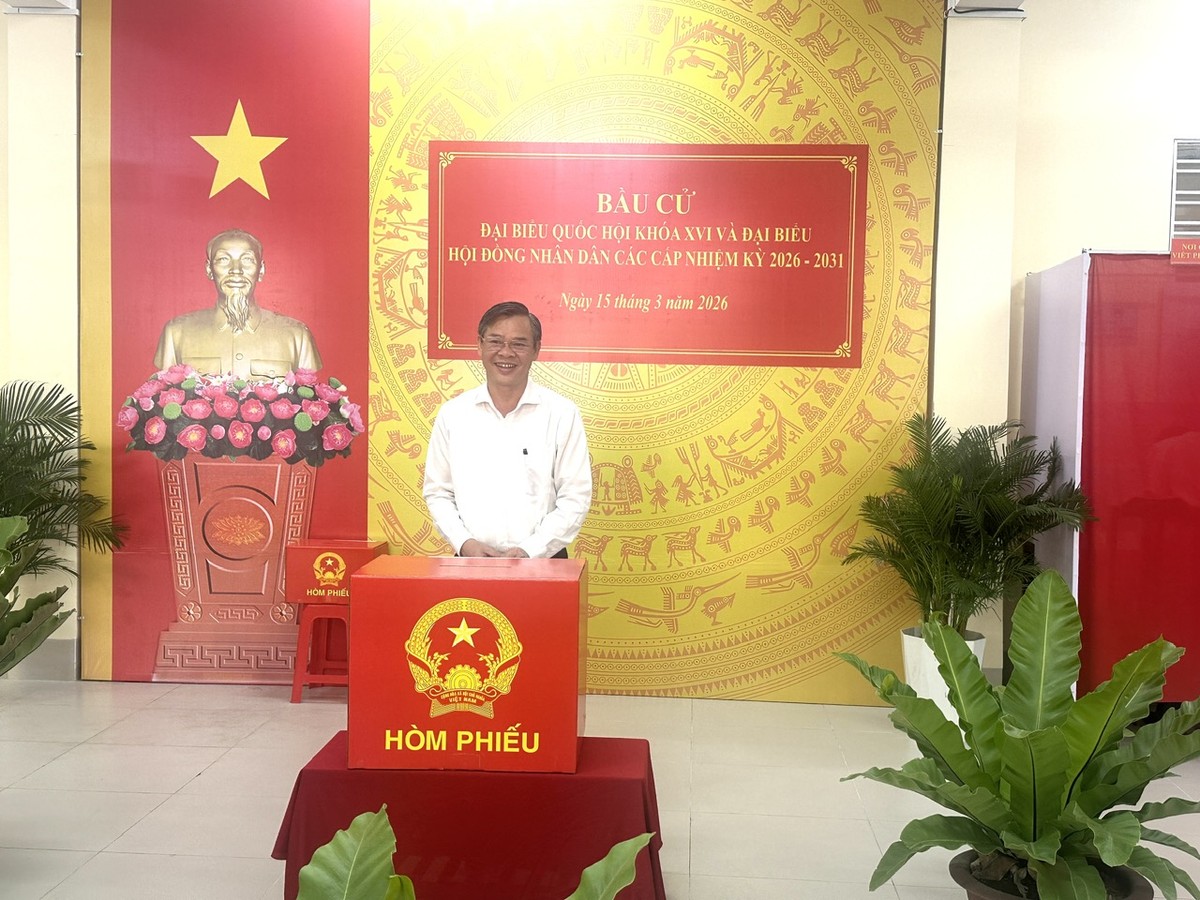 Ông Trương Cảnh Tuyên - Phó Bí thư Thành ủy, Chủ tịch UBND TP. Cần Thơ bỏ phiếu tại Khu vực bỏ phiếu số 3, Đơn vị bầu cử số 1, Phường Tân An. Ông Trương Cảnh Tuyên - Phó Bí thư Thành ủy, Chủ tịch UBND TP. Cần Thơ bỏ phiếu tại Khu vực bỏ phiếu số 3, Đơn vị bầu cử số 1, Phường Tân An.