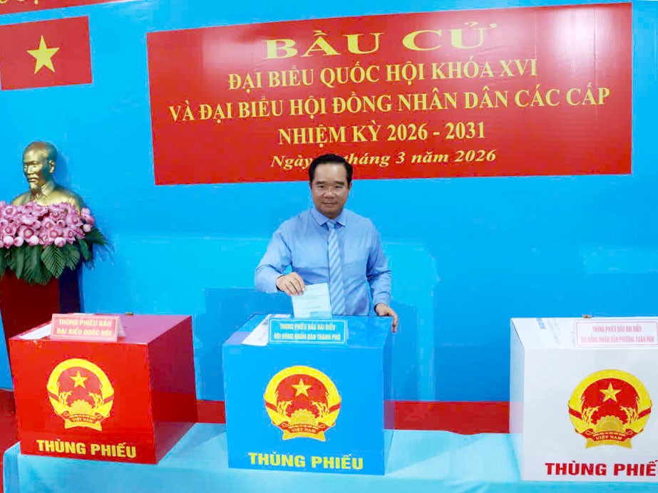 Chủ tịch UBND TP.HCM Nguyễn Văn Được thực hiện bỏ phiếu. Chủ tịch UBND TP.HCM Nguyễn Văn Được thực hiện bỏ phiếu.