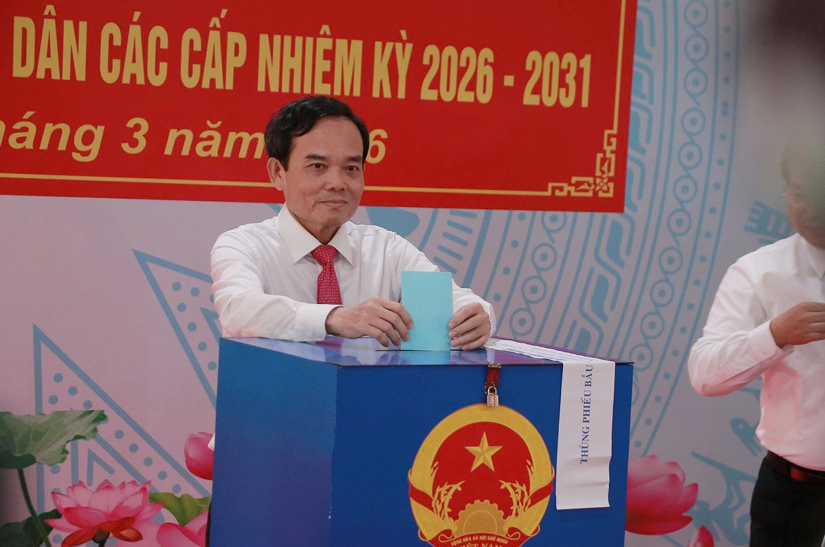 Bí thư Thành uỷ TP.HCM Trần Lưu Quang bỏ phiếu, thực hiện quyền bầu cử. Ảnh: Trọng Tín