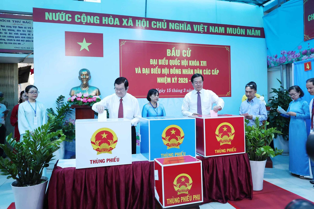 Nguyên Chủ tịch nước Trương Tấn Sang và ông Lê Quốc Phong, Uỷ viên Trung ương Đảng, Phó Bí thư Thường trực Thành uỷ TP.HCM thực hiện bỏ phiếu tại phường Tân Định