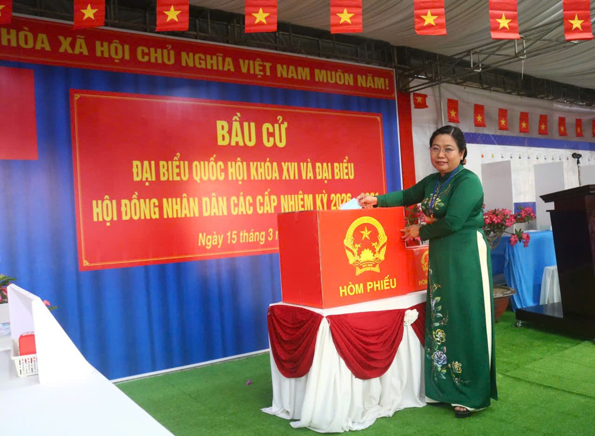 Bà Hồ Thị Cẩm Đào - Phó Bí thư Thành ủy, Chủ tịch Ủy ban MTTQ Việt Nam TP. Cần Thơ bỏ phiếu tại Khu vực bỏ phiếu số 16, Đơn vị bầu cử số 2, phường Mỹ Xuyên. Bà Hồ Thị Cẩm Đào - Phó Bí thư Thành ủy, Chủ tịch Ủy ban MTTQ Việt Nam TP. Cần Thơ bỏ phiếu tại Khu vực bỏ phiếu số 16, Đơn vị bầu cử số 2, phường Mỹ Xuyên.