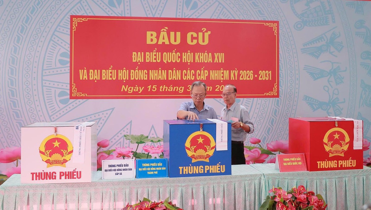 Các cử tri tại khu vực bỏ phiếu số 14 lần lượt tiến vào phòng bỏ phiếu để thực hiện quyền bầu cử. Ảnh: Trọng Tín.