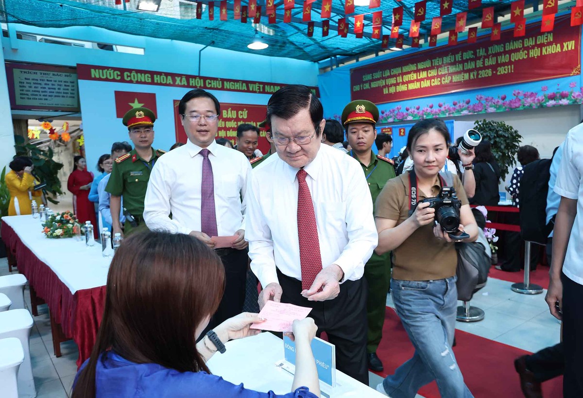 Nguyên Chủ tịch nước Trương Tấn Sang hoàn thành bỏ phiếu bầu cử.