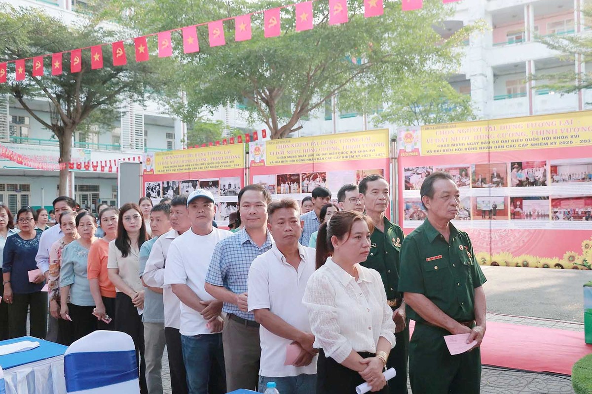 Các cử tri xếp hàng chờ vào khu vực bỏ phiếu để thực hiện quyền bầu cử. Ảnh: Trọng Tín