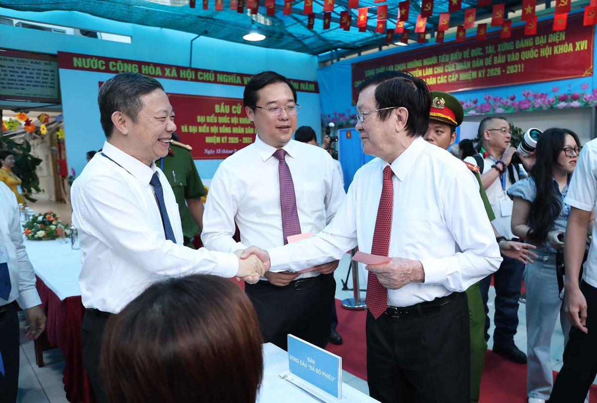 Nguyên Chủ tịch nước Trương Tấn Sang gặp gỡ các cử tri và đại biểu tại điểm bầu cử phường Tân Định