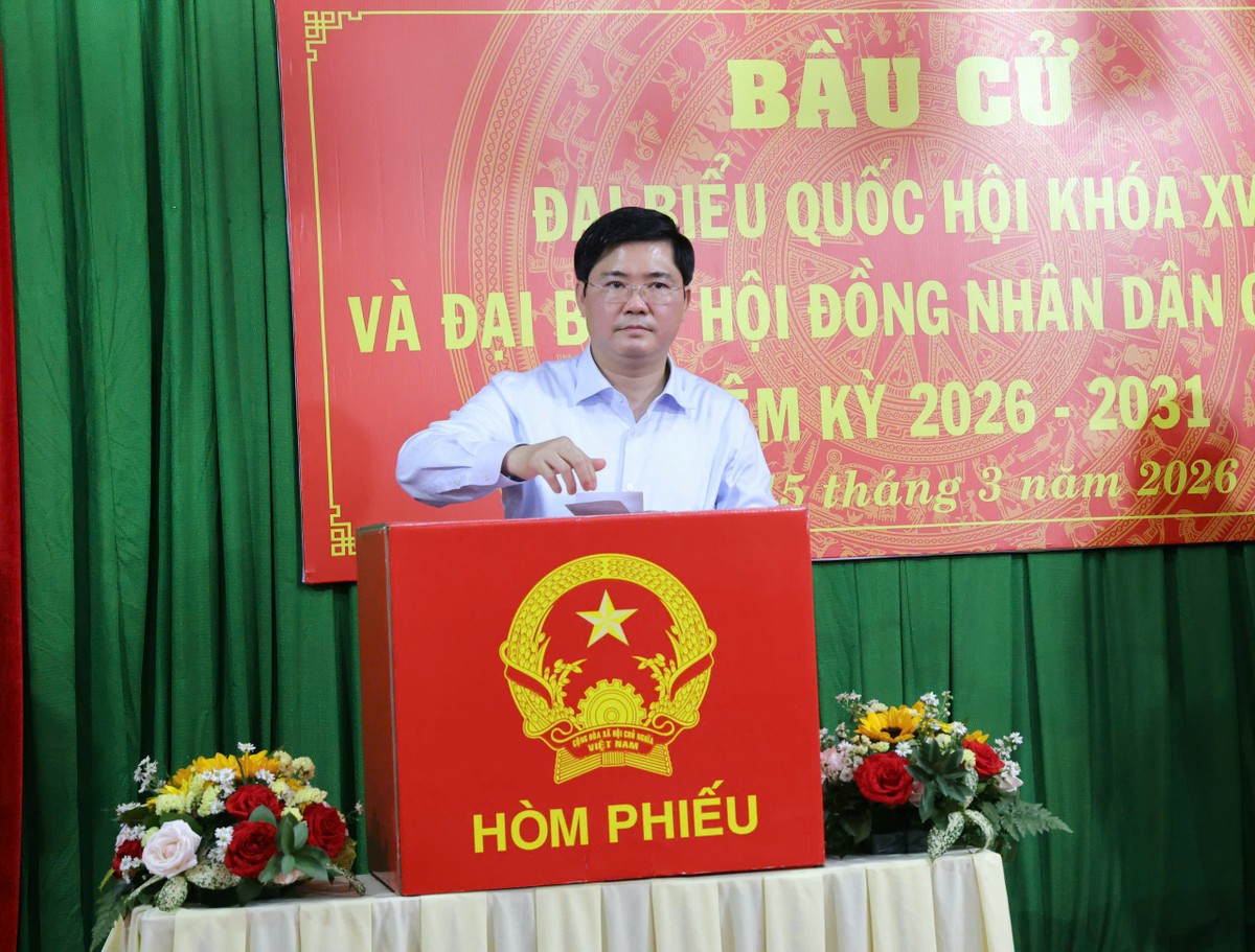 Ông Nguyễn Tuấn Anh - Phó Bí thư Thành ủy, Trưởng Đoàn đại biểu Quốc hội TP. Cần Thơ bỏ phiếu tại Khu vực bỏ phiếu số 22, Đơn vị bầu cử số 5, phường Ninh Kiều Ông Nguyễn Tuấn Anh - Phó Bí thư Thành ủy, Trưởng Đoàn đại biểu Quốc hội TP. Cần Thơ bỏ phiếu tại Khu vực bỏ phiếu số 22, Đơn vị bầu cử số 5, phường Ninh Kiều