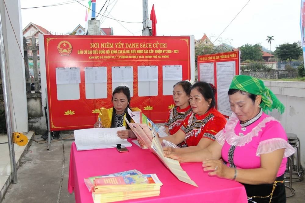 Cử tri đồng bào dân tộc Sán Dìu (phường Nguyễn Trãi) đọc tiểu sử các ứng cử viên đại biểu Quốc hội và HĐND các cấp trước khi bỏ phiếu bầu cử. Cử tri đánh giá các ứng cử viên có năng lực, trình độ chuyên môn cao, đáp ứng được sự phát triển của đất nước trong tình hình mới. Cử tri đồng bào dân tộc Sán Dìu (phường Nguyễn Trãi) đọc tiểu sử các ứng cử viên đại biểu Quốc hội và HĐND các cấp trước khi bỏ phiếu bầu cử. Cử tri đánh giá các ứng cử viên có năng lực, trình độ chuyên môn cao, đáp ứng được sự phát triển của đất nước trong tình hình mới.