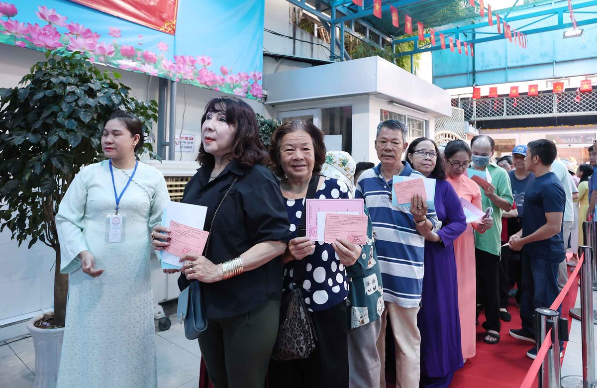 Các cử tri ở phường Tân Định xếp hàng háo hức chờ đến lượt bầu chọn người có tài có đức