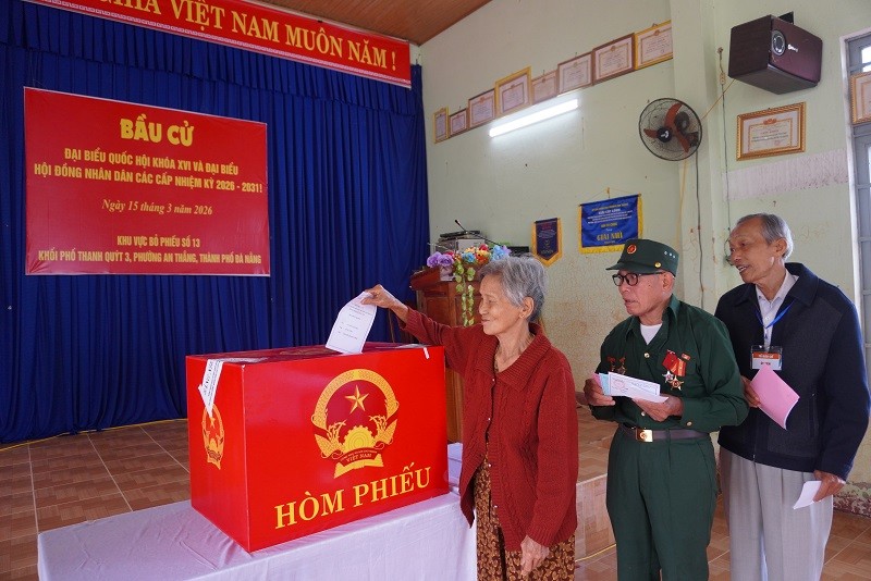 Cử tri cao tuổi phường An Thắng, Đà Nẵng được ưu tiên bỏ phiếu trước. Ảnh: Đ.N Cử tri cao tuổi phường An Thắng, Đà Nẵng được ưu tiên bỏ phiếu trước. Ảnh: Đ.N