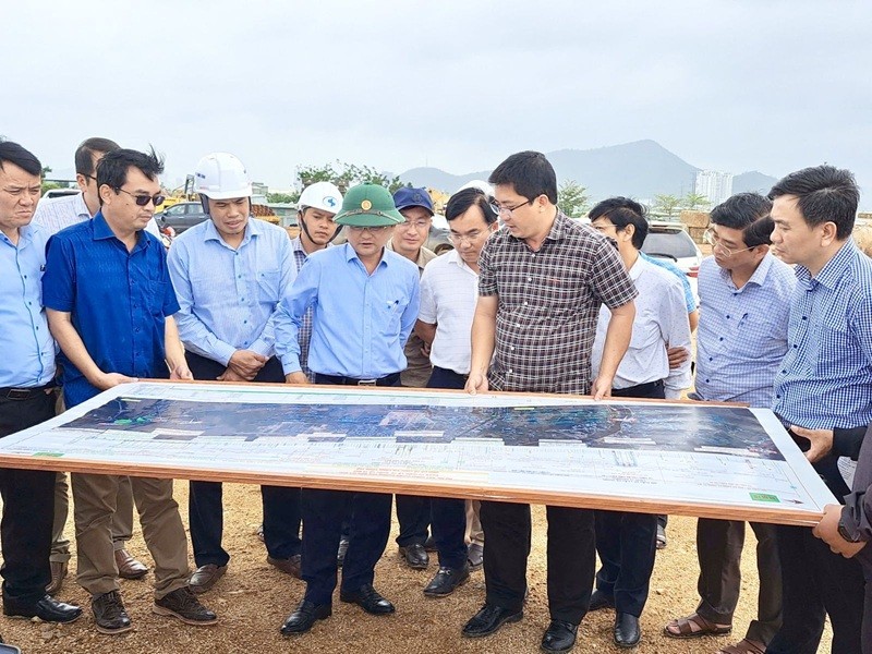 Ông Nguyễn Tự Công Hoàng, Phó chủ tịch UBND tỉnh Gia Lai kiểm tra tiến độ thi công, giải phóng mặt bằng tại Dự án Đường ven biển đoạn Quốc lộ 1D đến Quốc lộ 19 mới. Ảnh: Hoàng Thảo.