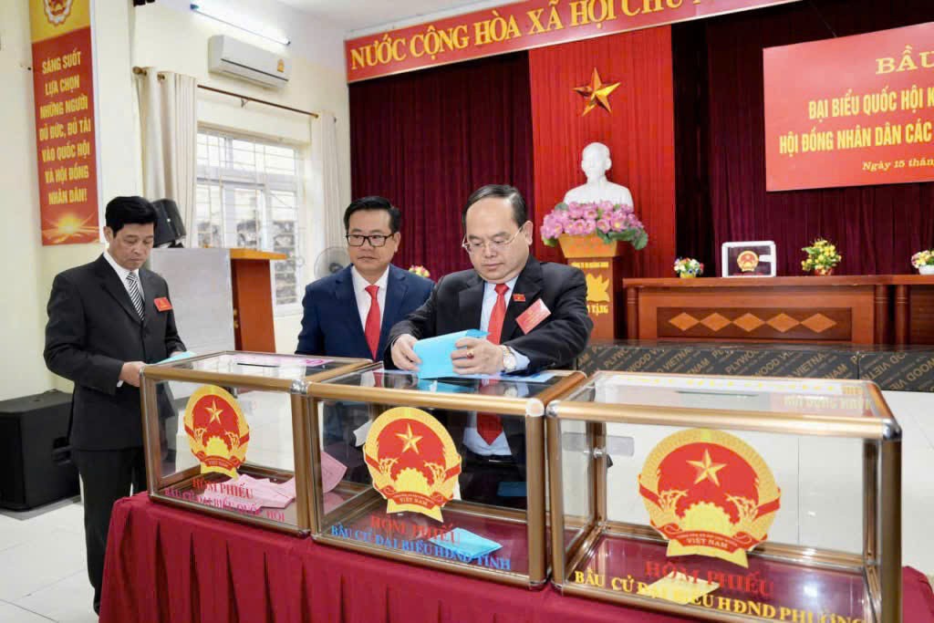 Ông Quản Minh Cường, Bí thư Tỉnh ủy Quảng Ninh bỏ phiếu bầu cử ĐBQH và bầu cử Hội đồng nhân dân các cấp tại khu vực bỏ phiếu số 16, phường Hạ Long. Ông Quản Minh Cường, Bí thư Tỉnh ủy Quảng Ninh bỏ phiếu bầu cử ĐBQH và bầu cử Hội đồng nhân dân các cấp tại khu vực bỏ phiếu số 16, phường Hạ Long.