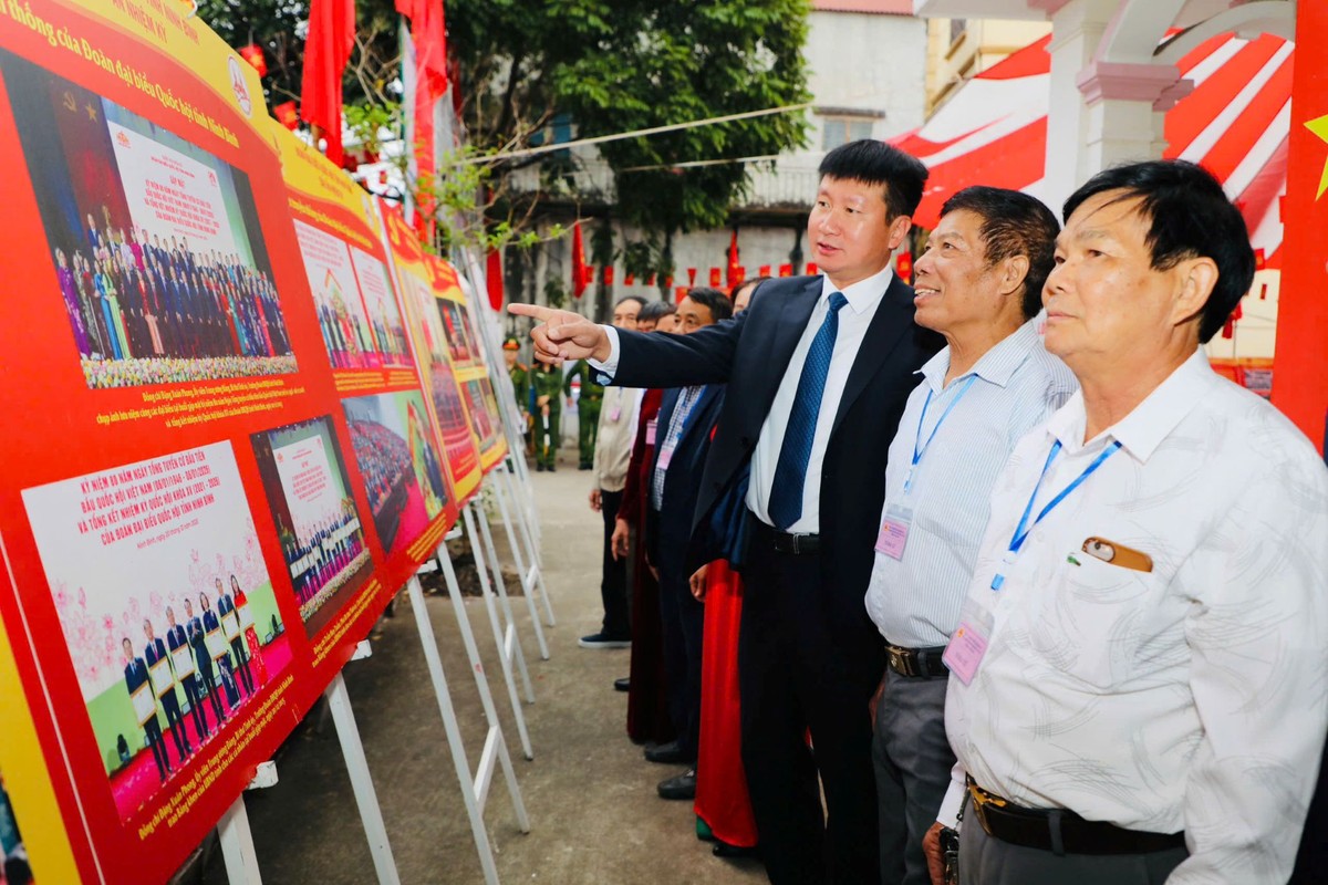 Bí thư Tỉnh ủy Ninh Bình Trần Huy Tuấn dự khai mạc bầu cử tại phường Hoa Lư