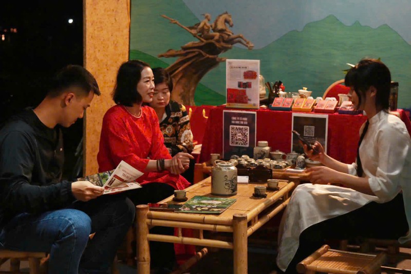 Du khách trải nghiệm tại các gian hàng.