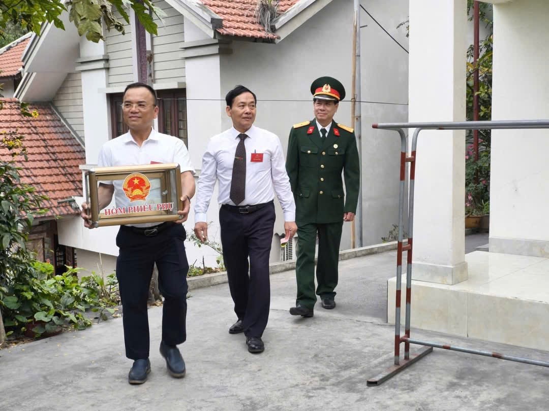 Tổ bầu cử sử dụng hòm phiếu phụ mang đến tận nơi để cử tri cao tuổi, người ốm đau hoặc gặp khó khăn trong việc đi lại. Tổ bầu cử sử dụng hòm phiếu phụ mang đến tận nơi để cử tri cao tuổi, người ốm đau hoặc gặp khó khăn trong việc đi lại.