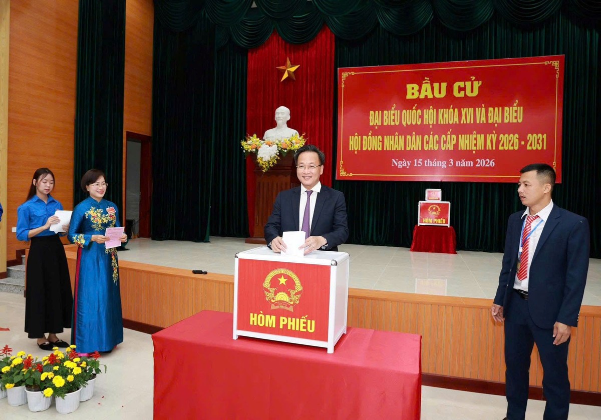 Ông Nguyễn Hữu Nghĩa, Bí thư Tỉnh ủy Hưng Yên cùng các đại biểu, cử tri bỏ phiếu tại Khu vực bỏ phiếu số 14, Đơn vị bầu cử số 4, Tổ dân phố Yên Tập, phường Mỹ Hào.