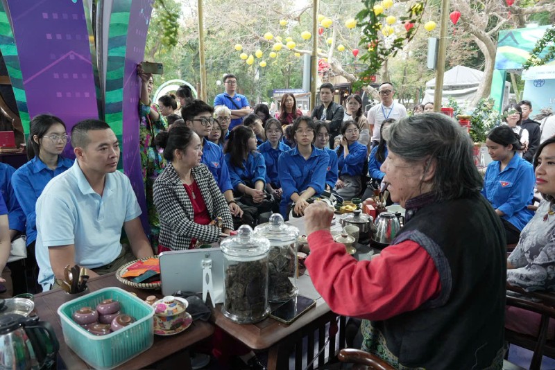 Talkshow Trà đàm bên hiên tại Không gian Trà Việt đã thu hút đông đảo người tham dự.