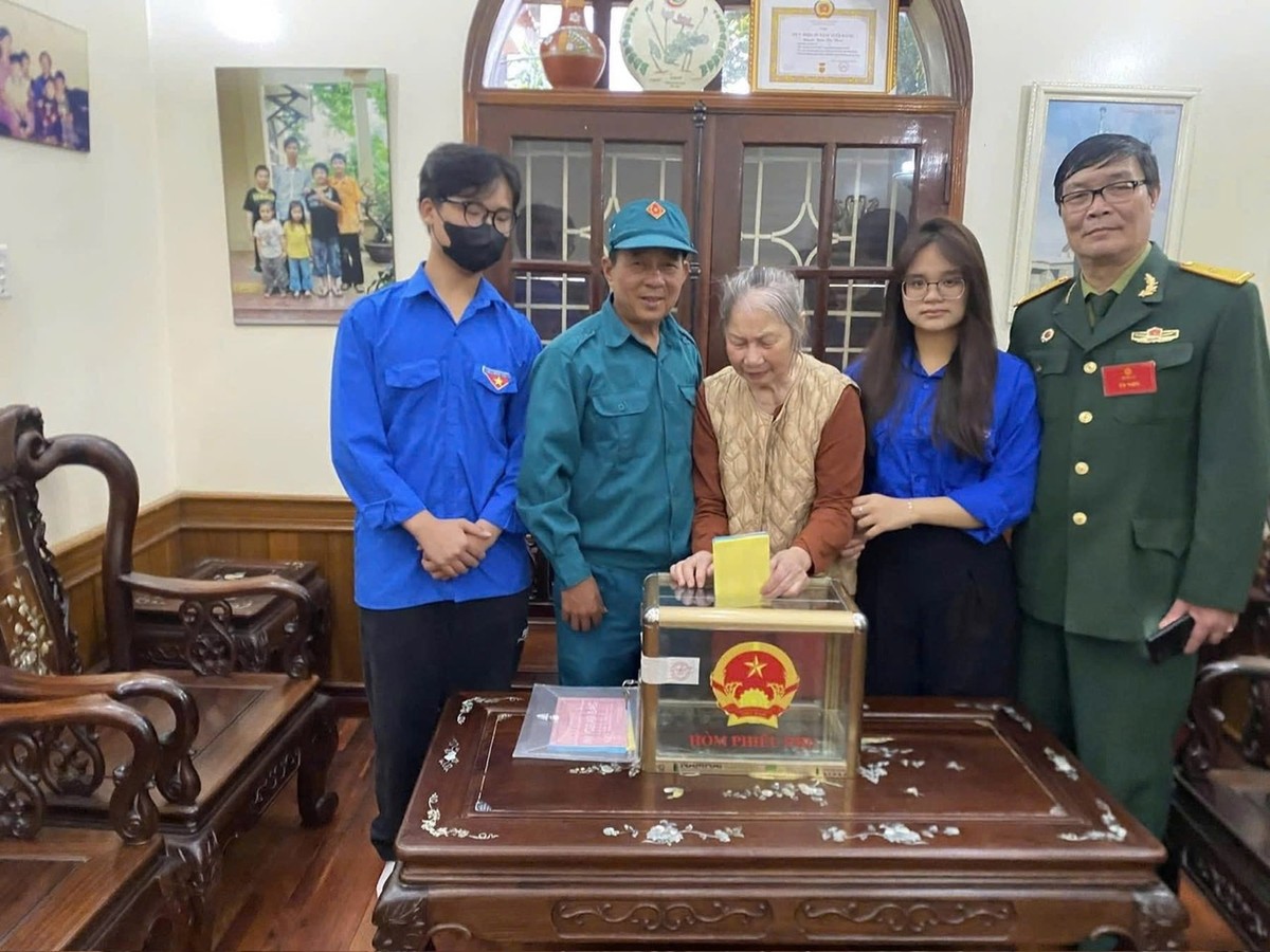 Việc tổ chức bỏ phiếu được chuẩn bị chu đáo, bảo đảm đúng quy định, giúp những cử tri gặp khó khăn trong việc đi lại vẫn có thể thực hiện quyền và nghĩa vụ của mình. Việc tổ chức bỏ phiếu được chuẩn bị chu đáo, bảo đảm đúng quy định, giúp những cử tri gặp khó khăn trong việc đi lại vẫn có thể thực hiện quyền và nghĩa vụ của mình.