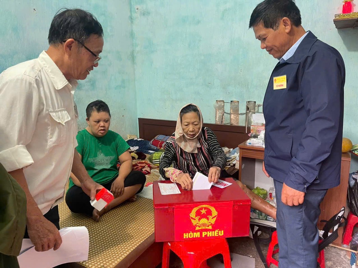 Tổ bầu cử xã Vũ Thư mang hòm phiếu đến tận gia đình các cử tri đặc biệt