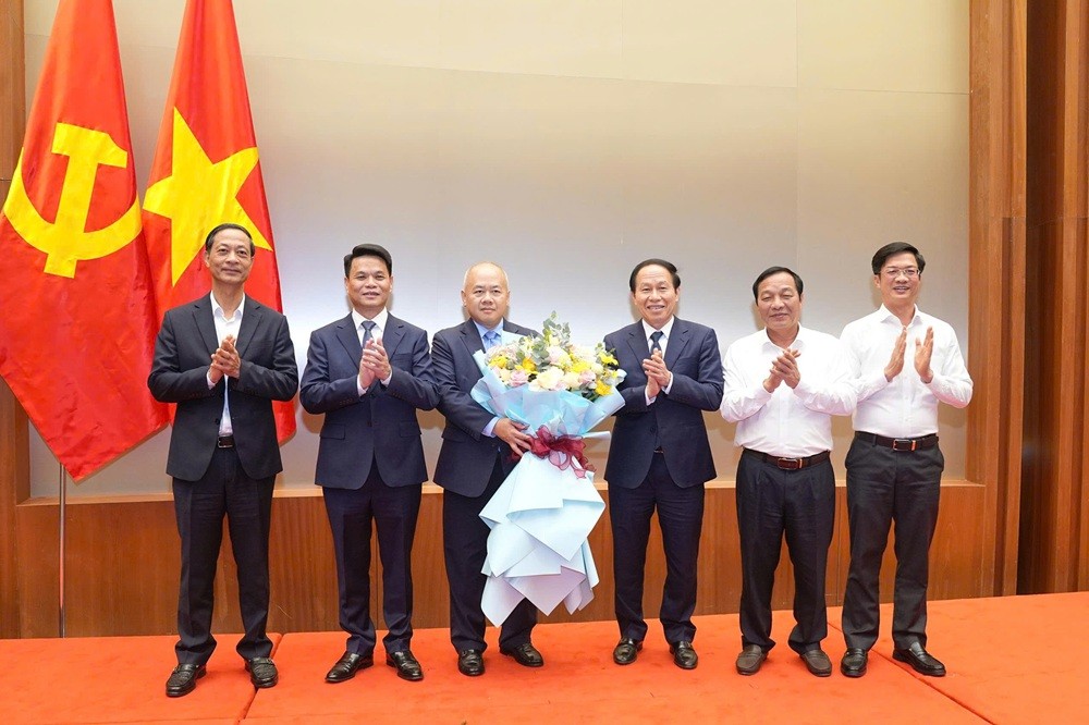 Thường trực Thành ủy Hải Phòng tặng hoa chúc mừng ông Đỗ Thành Trung Thường trực Thành ủy Hải Phòng tặng hoa chúc mừng ông Đỗ Thành Trung