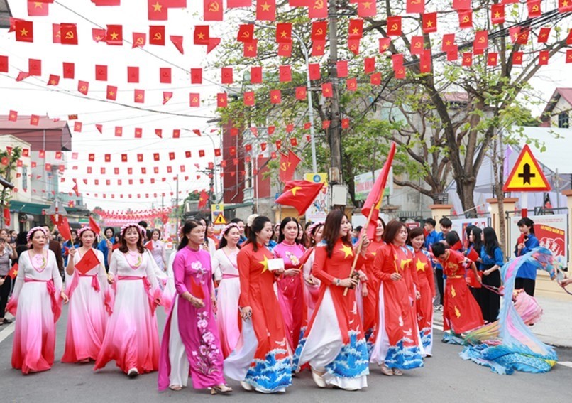 Các cử tri hân hoan đi bầu cử. Ảnh: BHY
