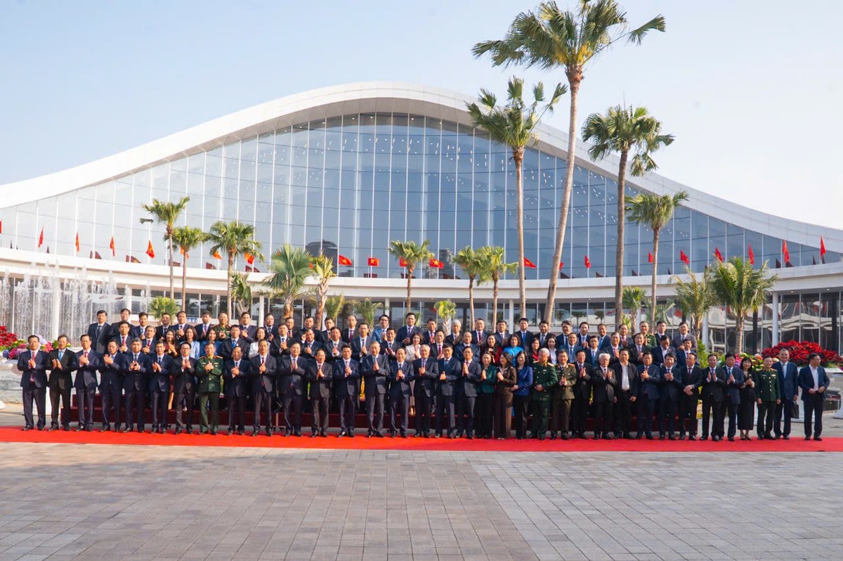 Tổng Bí thư Tô Lâm và các đại biểu chụp ảnh chung với Ban Chấp hành Đảng bộ thành phố Hải Phòng. Ảnh: Đàm Thanh