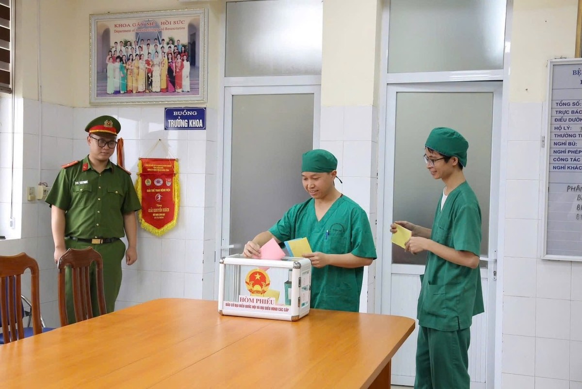 Các y, bác sĩ Bệnh viện Đa khoa tỉnh Quảng Ninh thực hiện bỏ phiếu bầu cử ngay tại bệnh viện. Các y, bác sĩ Bệnh viện Đa khoa tỉnh Quảng Ninh thực hiện bỏ phiếu bầu cử ngay tại bệnh viện.