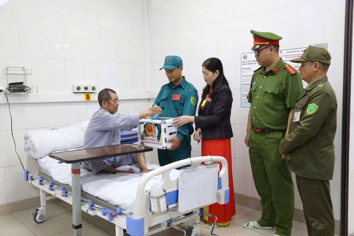 Bệnh nhân đang điều trị tại Bệnh viện Đa khoa tỉnh Quảng Ninh thực hiện bỏ phiếu dưới sự hỗ trợ của Tổ bầu cử lưu động. Bệnh nhân đang điều trị tại Bệnh viện Đa khoa tỉnh Quảng Ninh thực hiện bỏ phiếu dưới sự hỗ trợ của Tổ bầu cử lưu động.