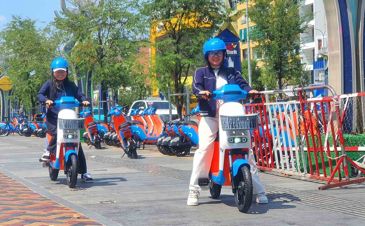 Chương trình trải nghiệm xe điện miễn phí mỗi lần 15 phút, thu hút người dân.