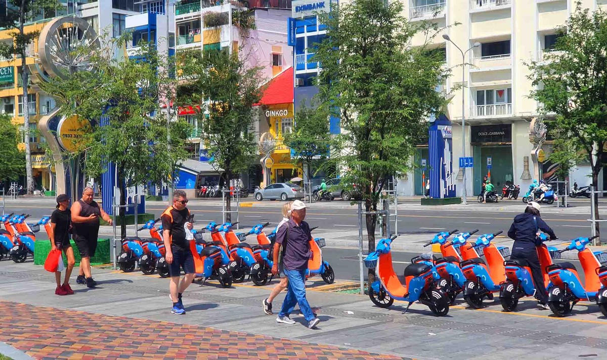 Doanh nghiệp bố trí loạt xe trên đường Lê Lợi, phường Sài Gòn nơi nhộn nhịp du khách qua lại.