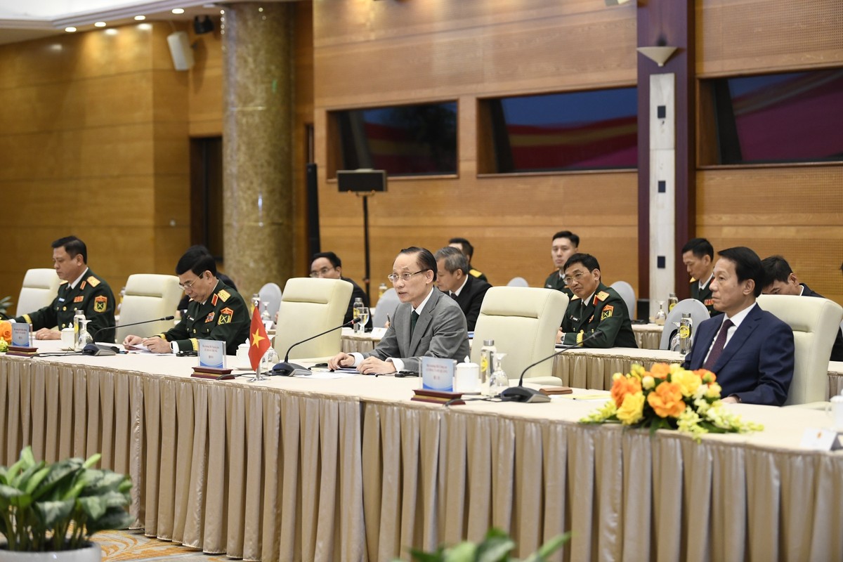 Các đồng chí Ủy viên Bộ Chính trị, Bộ trưởng Bộ Ngoại giao Lê Hoài Trung, Bộ trưởng Bộ Quốc phòng Phan Văn Giang và Bộ trưởng Bộ Công an Lương Tam Quang tham dự hội nghị. Các đồng chí Ủy viên Bộ Chính trị, Bộ trưởng Bộ Ngoại giao Lê Hoài Trung, Bộ trưởng Bộ Quốc phòng Phan Văn Giang và Bộ trưởng Bộ Công an Lương Tam Quang tham dự hội nghị.