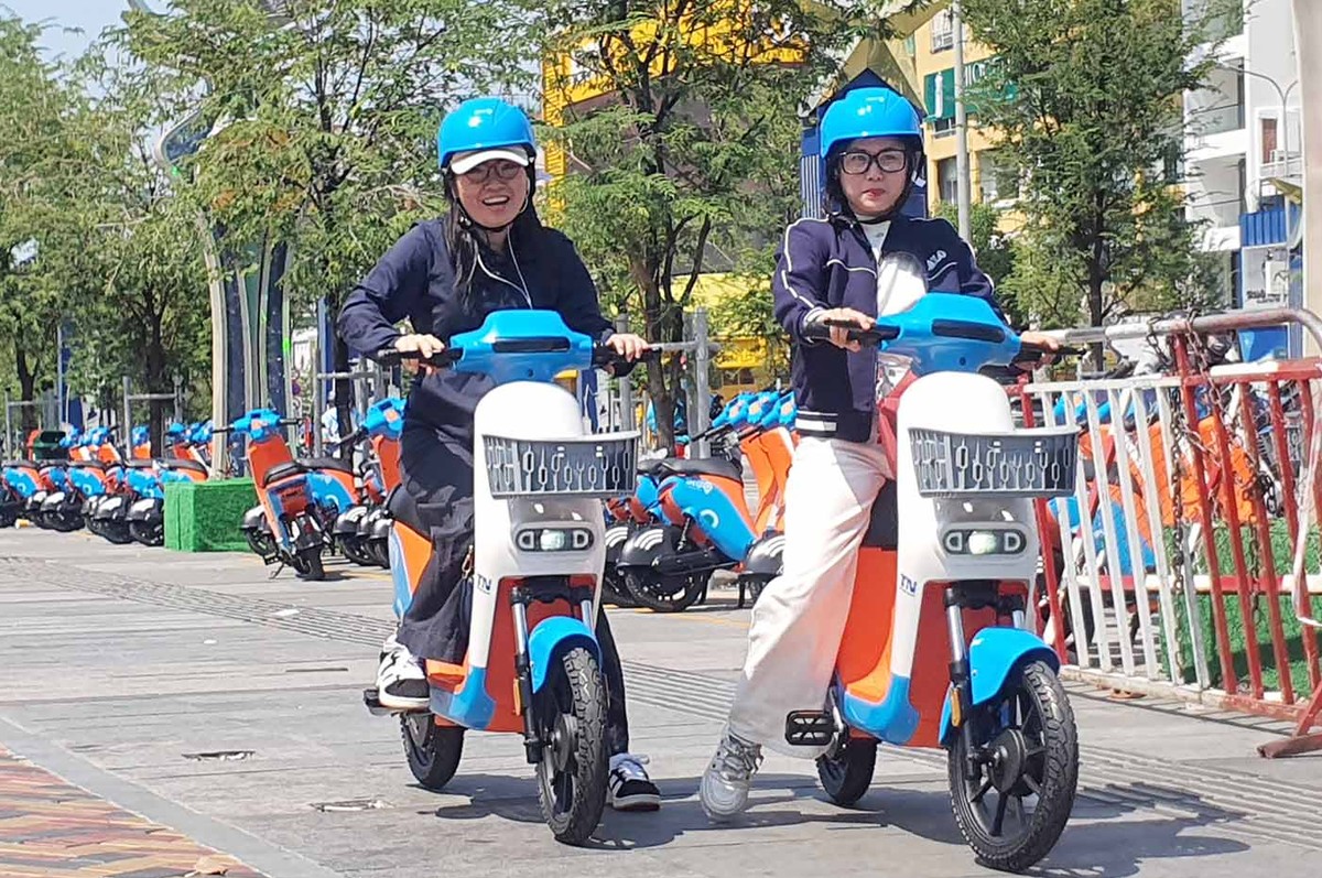 Bạn Đoàn Ý Thanh, đến từ phường Thủ Đức chạy thử xe và cho biết, xe này rất gọn và nhẹ. Chạy rất êm và an toàn.