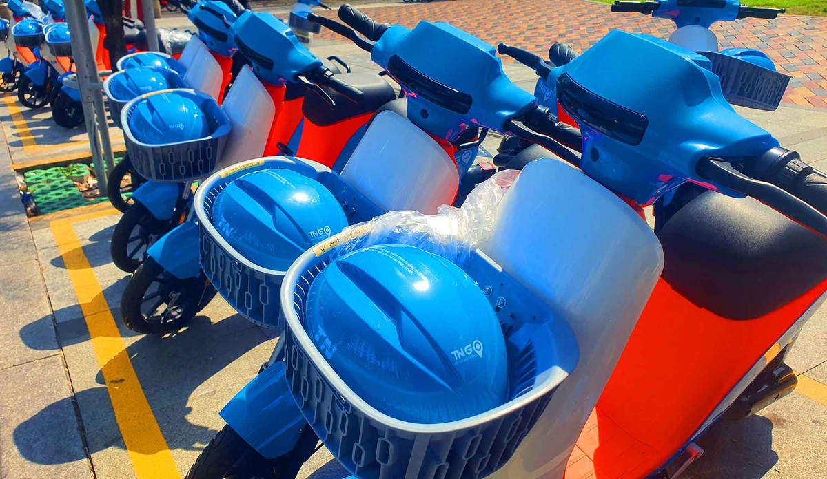 Xe được trang bị nón bảo hiểm an toàn cho khách trải nghiệm.