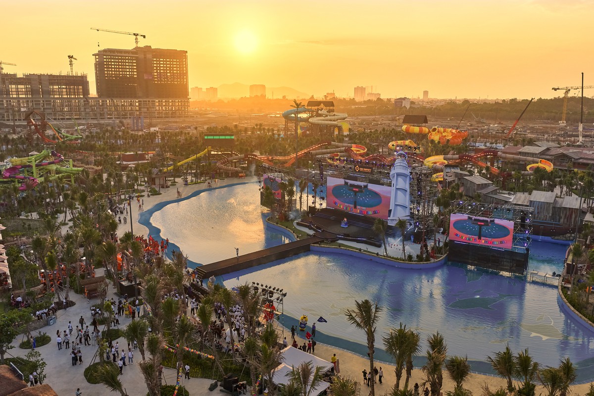 Công viên nước 15ha đã đi vào vận hành, dự án Blanca City tiếp tục được thi công khẩn trương. Ảnh: Ánh Dương