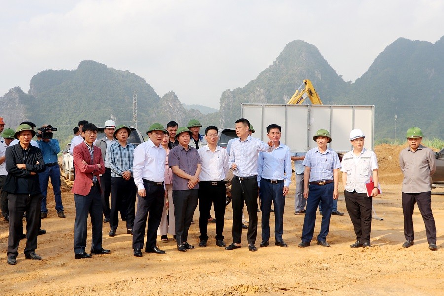 Đoàn công tác đã kiểm tra hiện trường tiến độ thực hiện cầu Đức Sơn.