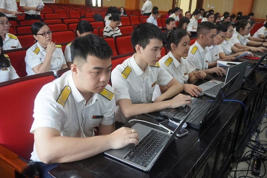 Công chức Thuế tỉnh Bắc Ninh hướng dẫn, giải đáp trực tuyến đến người nộp thuế. Ảnh: Văn Tuấn.