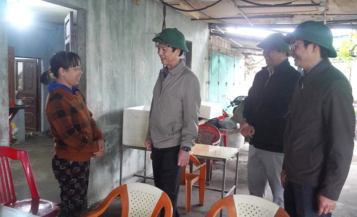 Phó Chủ tịch Thường trực UBND tỉnh Quảng Trị Hoàng Nam (thứ hai, phải ảnh) gặp gỡ, trò chuyện cùng người dân trong khu vực triển khai dự án.