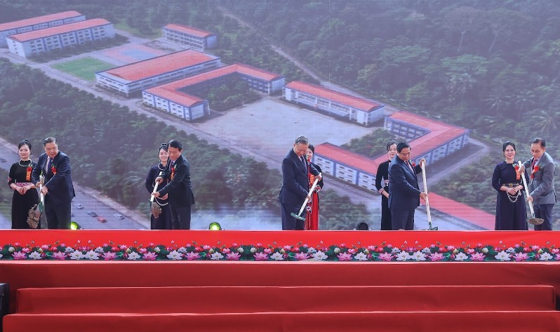 Tổng Bí thư Tô Lâm, Thủ tướng Chính phủ Phạm Minh Chính cùng các đồng chí lãnh đạo Đảng, Nhà nước thực hiện nghi thức khởi công, động thổ xây dựng các trường phổ thông nội trú liên cấp vùng biên giai đoạn 2 - Ảnh: VGP.