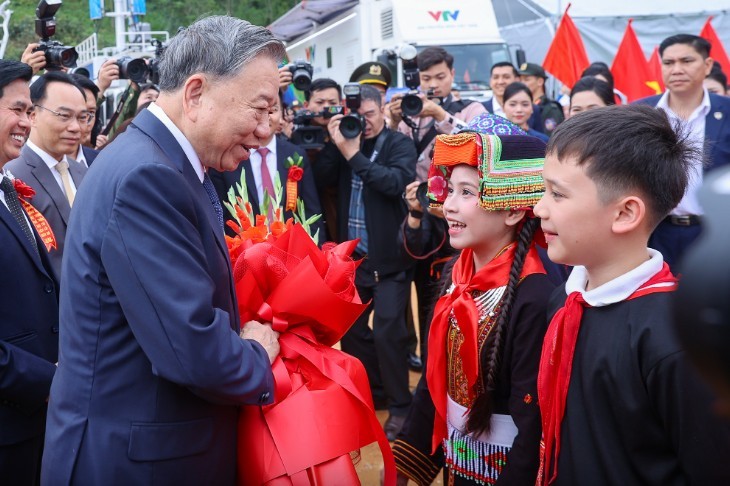 Các em học sinh tại điểm cầu trường phổ thông nội trú tiểu học và trung học cơ sở Đồng Đăng, xã Đồng Đăng, tỉnh Lạng Sơn tặng hoa chào mừng Tổng Bí thư Tô Lâm - Ảnh: VGP.