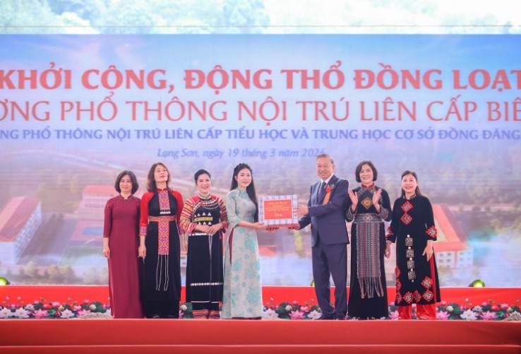 Tổng Bí thư Tô Lâm tặng quà các thầy cô giáo tại buổi lễ - Ảnh: VGP.