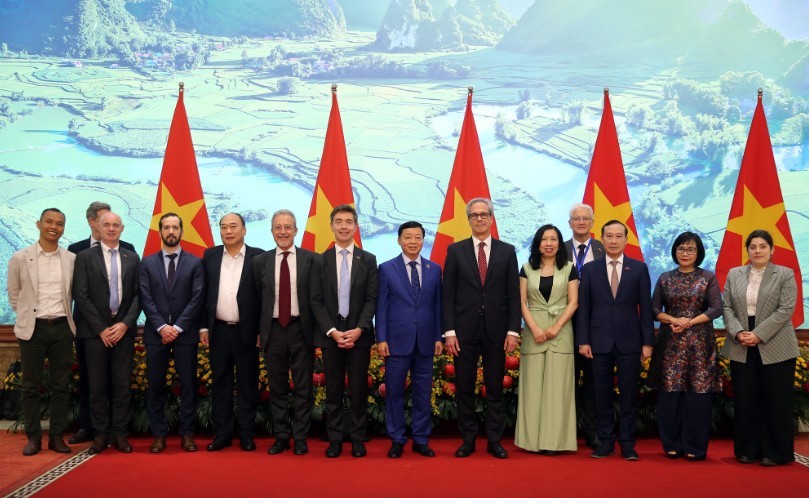 Phó Thủ tướng Trần Hồng Hà với các đại biểu Đoàn thanh tra của Ủy ban châu Âu (EC) - Ảnh: VGP.